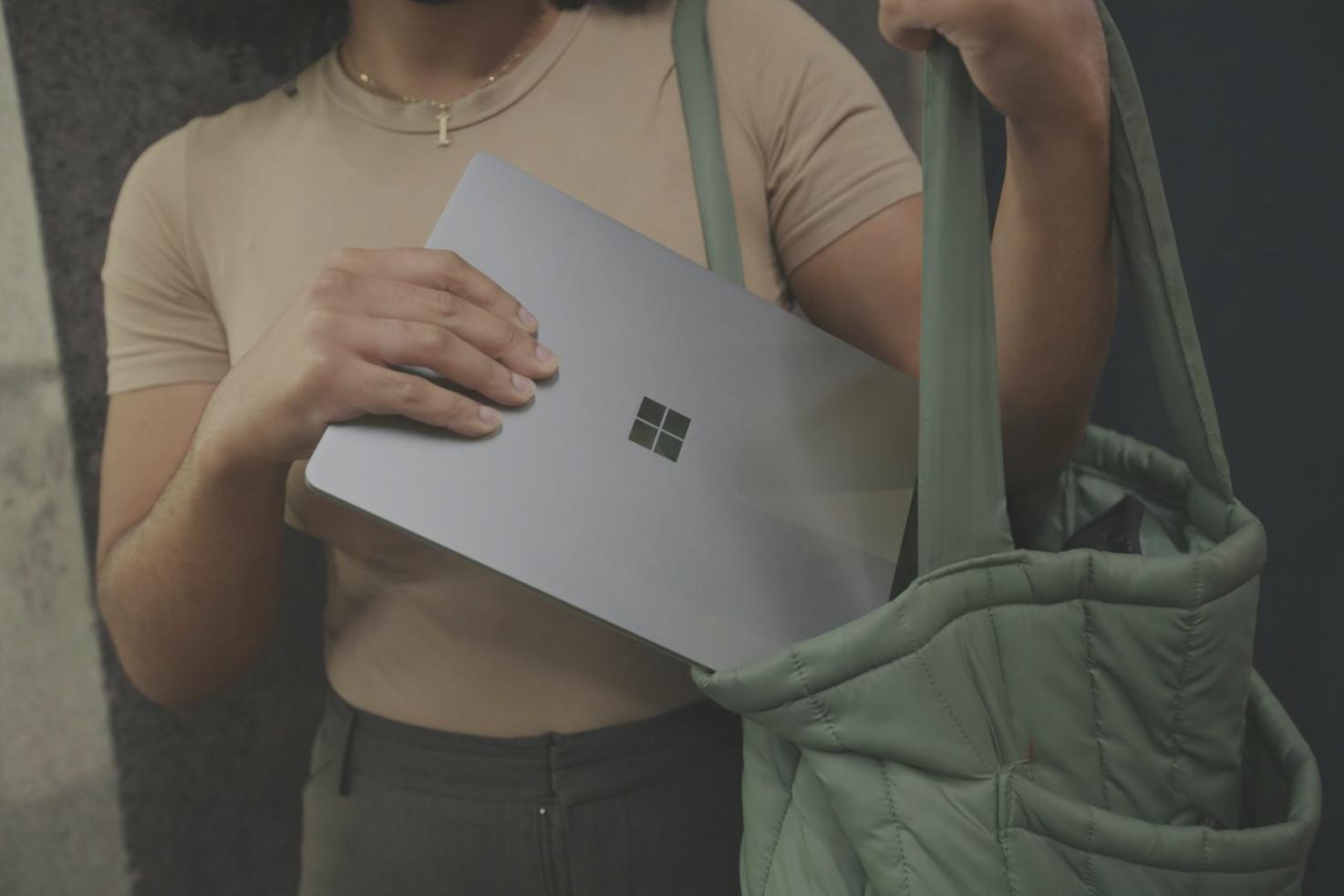 Profesional analizando ratios financieros en una tablet